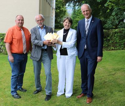 Bild vergr��ern: Zur �bergabe der Amtsgesch�fte trafen sich Kurt St�cher (2.v.l.) und Tilla-Ute Sch�llchen (2.v.r) im Beisein von B�rgermeister Christoph Ewers (r.) und dem zust�ndigen Fachbereichsleiter Jochen Becker (l.).