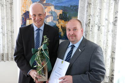 Bild vergr��ern: F�r 25-j�hrige T�tigkeit zeichnete B�rgermeister Christoph Ewers (l.) jetzt Fachbereichsleiter Jochen Becker aus.
