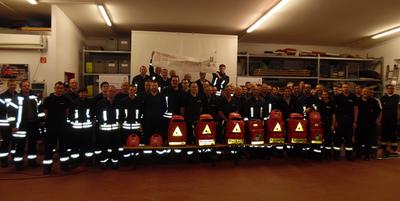 Bild vergr��ern: Rund 80 Feuerwehrleute aus den Burbacher L�schz�gen trainierten jetzt den Umgang mit den AED und wurden in Sachen Wiederbelebung geschult.
