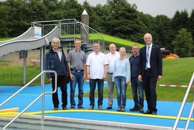 Bild vergr��ern: Am 15. August soll das Burbacher Freibad wieder �ffnen: Ingenieur Detmar Schaumburg (Energieb�ro Schaumburg), Architekt Matthias Klein, Ingenieur Klaus Bohmhammel (B�ro Gewatec), Thomas Leyener, Julia Kratzheller und J�rg Ahnert sowie B�rgermeister Christoph Ewers gaben das Datum jetzt bei einem Ortstermin bekannt (v. l.).