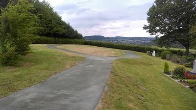 Bild vergr��ern: Auf dem Friedhof in Holzhausen wird derzeit der erste Bestattungswald in der Gemeinde Burbach eingerichtet. Zum Jahresende sollen hier Bestattungen durchgef�hrt werden k�nnen.