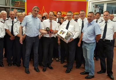 Bild vergr��ern: �ber eine gro�z�gige Spende zur Beschaffung einer W�rmebildkamera neuster Generation konnte sich jetzt der F�rderverein der Freiwilligen Feuerwehr W�rgendorf freuen.