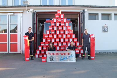 Bild vergr��ern: In einer Nacht- und Nebelaktion platzierten Mitglieder der Freiwilligen Feuerwehr Burbach, L�schzug L�tzeln, in den vergangenen Tagen vor jeder Haust�r einen L�schk�bel und sorgten damit f�r einige Verwunderungen unter den Dorfbewohnern. Mit dieser Aktion m�chte der L�schzug L�tzeln auf den Mitgliederschwund in den Feuerwehren aufmerksam machen und l�dt zu einem Informations-Abend am 09.09.2016 um 18 Uhr ins Feuerwehrger�tehaus L�tzeln ein.