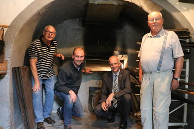 Bild vergr��ern: Der L�tzelner Backes hat einen sanierten Ofen: Manfred Jandt, Volker Gerstner, B�rgermeister Christoph Ewers und Rolf Krombach freuen sich �ber das gelungene Ergebnis.