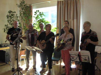 Bild vergr��ern: F�r gute Stimmung beim Seniorenfr�hst�ck sorgten Karl-Hein Rosenkranz, Wolfgang Urban sowie einige Sch�lerinnen und Sch�ler der Musikschule Burbach.
