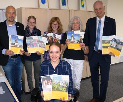 Bild vergr��ern: Sowohl in gedruckter Form wie auch digital sind die neuen Dorfsteckbriefe erh�ltlich, die die Gemeinde Burbach f�r jedes Dorf erstellt hat. B�rgermeister Christoph Ewers stellte sie jetzt zusammen mit den Kolleginnen und Kollegen im Rathaus vor.