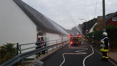 Bild vergr��ern: Gemeinsam �bten jetzt die Feuerwehren im Dreil�ndereck an der Grundschule im Hickengrund in Niederdresselndorf.