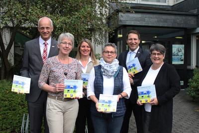 Bild vergr��ern: Sie halten die wichtigsten Informationen f�r Senioren im S�dlichen Siegerland in der Hand: v.l.n.r. im Vordergrund die Mitarbeiterinnen der Senioren-Service-Stellen, Birgit Meier-Braun (Burbach), Jutta Schmidt (Wilnsdorf) und Bettina Gro�haus-Lutz (Neunkirchen), im Hintergrund die B�rgermeister Christoph Ewers, Christa Schuppler und Bernd Baumann.
