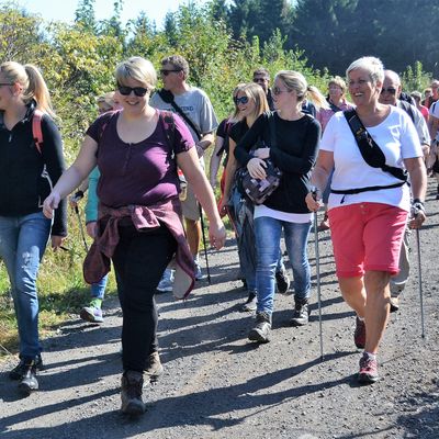 Bild vergr��ern: Die fr�hlichen Wanderinnen und Wanderer aus Holzhausen