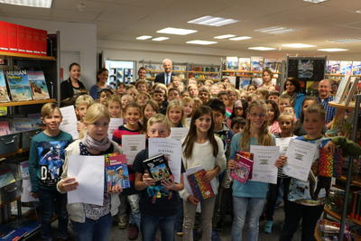 Bild vergr��ern: Die eifrigen Teilnehmer am Sommerferien-Lesespa� wurden in der Bibliothek Burbach gefeiert.