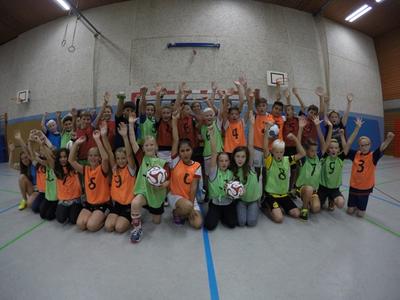 Bild vergr��ern: K�rzlich sichtete der DFB an der Gemeinschaftlichen Sekundarschule Burbach-Neunkirchen wieder Sch�lerinnen und Sch�ler. Rund 40 Kinder sind in die Talentf�rderung aufgenommen worden.