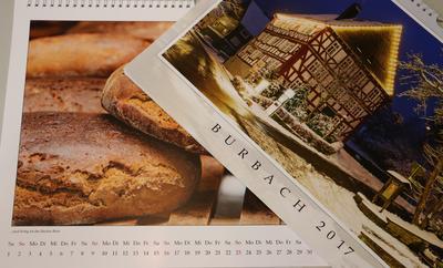 Bild vergr��ern: Der neue Kalender mit Burbacher Motiven ist ab sofort unter anderem im B�rgerb�ro erh�ltlich.