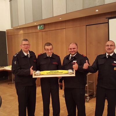 Bild vergr��ern: Ehrung f�r 25j�hrige aktive Jugendarbeit im L�schzug Niederdresselndorf und auf Gemeindeebene, v.l. Markus Schwarze, Leiter der Feuerwehr Burbach, Frank Lipke (25j�hrige aktive Jugendarbeit), Matthias Fuhrmann, Jugendfeuerwehrwart, Volker Fuhrmann, L�schzugf�hrer