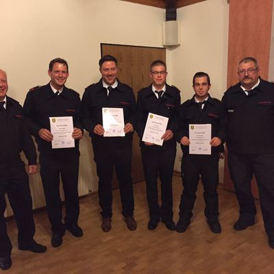 Bild vergr��ern: Ehrungen und Bef�rderungen in Oberdresselndorf (v. l. L�schzugf�hrer J�rgen Decker, Mario Schwarz (Bef�rderung zum Hauptbrandmeister), Andreas Jost (Bef�rderung zum Hauptfeuerwehrmann), Felix Trybel (Bef�rderung zum Oberfeuerwehrmann), Christian Heinz (Bef�rderung zum Oberfeuerwehrmann), Horst Petri, stellvertretender Leiter der Freiwilligen Feuerwehr Burbach