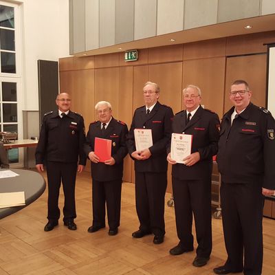 Bild vergr��ern: 190 Jahre im Dienst der Feuerwehr: v.l. Volker Fuhrmann, L�schzugf�hrer,  Theo Haas (70 Jahre Feuerwehr), Wilfried Haas (60 Jahre Feuerwehr), Herbert Haas (60 Jahre Feuerwehr), Markus Schwarze, Leiter der Feuerwehr Burbach