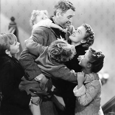 Bild vergr��ern: Der sozial engagierte B�rger George Bailey verliert in der Weihnachtsnacht seinen Lebensmut und will sich von einer Br�cke st�rzen. Doch da kommt pl�tzlich ein Engel und zeigt ihm, wie seine geliebte Heimatstadt aussehen w�rde, wenn es ihn nie gegeben h�tte.