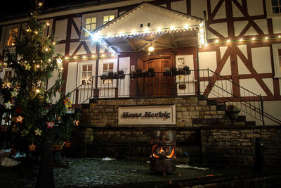Bild vergr��ern: Mit rund 70 St�nden, einem Mittelaltermarkt und einem abwechslungsreichen Veranstaltungsprogramm setzt der 24. Burbacher Weihnachtsmarkt seine Tradition am zweiten Adventswochenende fort.