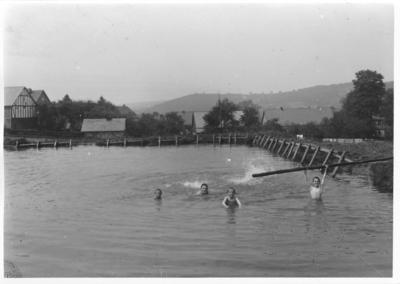 Bild vergr��ern: Baden im L�schweiher in Burbach - heute l�dt das neue Freibad dort zum Schwimmen ein.
