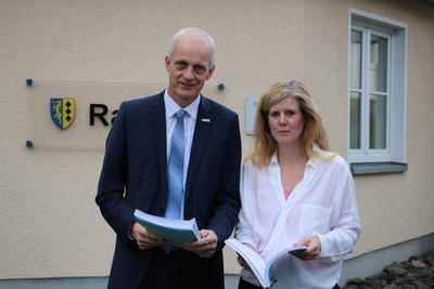 Bild vergr��ern: Burbachs B�rgermeister Christoph Ewers und K�mmerin Kirsten Herr stellten jetzt den Entwurf des Burbacher Haushaltes f�r das Jahr 2017 vor.
