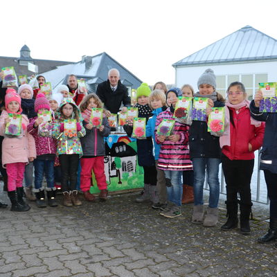 Bild vergr��ern: Die Kinder der OGS Burbach haben die Blumenk�bel zwischen Turnhalle und Grundschule bunt bemalt. Im n�chsten Jahr sollen darin Dahlien, Lilien und Gladiolen bl�hen.