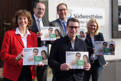 Bild vergr��ern: Dr. Margit Prohaska-Hoch, Landrat Thomas Gemke (MK), Hubertus Winterberg, Henrik Scholl-Klute und Dr. Stephanie Arens hoffen gemeinsam mit der Region Sd�westfalen auf eine Neuauflage der Regionale 2022/2025.