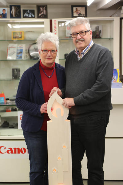 Bild vergr��ern: Bis kurz vor Weihnachten hat das Ehepaar Hanne und Gottfried Br�uer ihre Drogerie noch ge�ffnet. Dann schlie�en sich die T�ren nach fast 67 Jahren, davon 33 in Burbach, f�r immer.