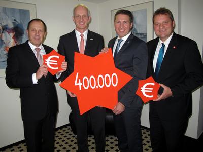 Bild vergr��ern: Wolfgang Franz (Vorstandsvorsitzender der Sparkasse, l.) und Frank Podehl (Vorstandsmitglied, r.) mit den B�rgermeistern der Gemeinden Burbach und Neunkirchen, Christoph Ewers und Bernhard Baumann