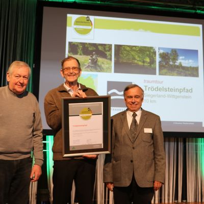Bild vergr��ern: Albert Diehl und Gerhard Gl�ser vom Heimatverein Wahlbach konnten heute (14.01.2017) auf der CMT in Stuttgart die Zertifizierungsurkunde f�r die Rothaarsteig-Spur 