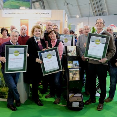 Bild vergr��ern: Alle Vertreter aus der Region Siegerland-Wittgenstein feierten die Auszeichnungen am Stand des Touristikverbandes Siegerland-Wittgenstein auf der CMT in Stuttgart.