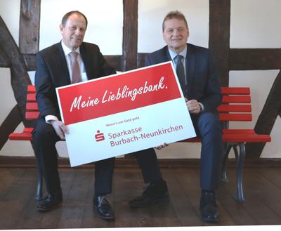 Bild vergr��ern: Vorstandsvoristzender Wolfgang Franz (li.) und Vorstandsmitglied Frank Podehl (re.) der Sparkasse Burbach-Neunkirchen blicken auf ein erfolgreiches Jubil�umsjahr 2016 zur�ck und erwarten ein gesundes Wachstum f�r das Jahr 2017.