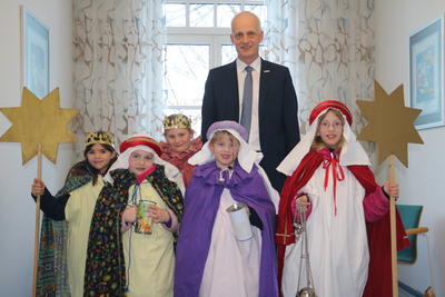 Bild vergr��ern: Schon gute Tradition: Die Sternsinger waren jetzt wieder im Burbacher Rathaus zu Gast und wurden von B�rgermeister Christoph Ewers begr��t.