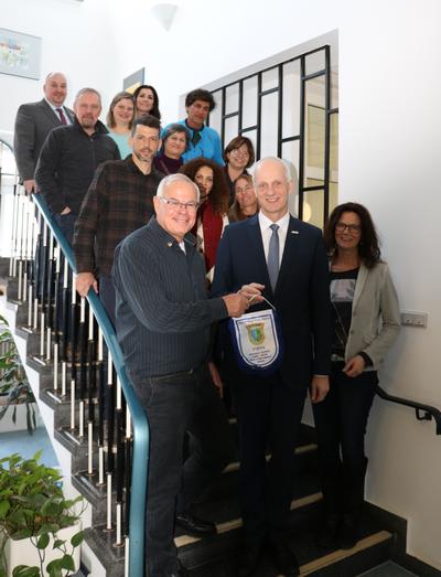 Bild vergr��ern: Eine Gruppe aus dem Kreis Emek Hefer in Israel besuchte unter anderem das Rathaus in Burbach. B�rgermeister Christoph Ewers begr��te die Besucher und freute sich �ber den Austausch.
