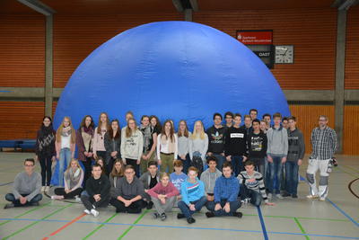 Bild vergr��ern: Um ein Gef�hl f�r dieses unvorstellbare Gr��e zu bekommen, hatte die Fachschaft Naturwissenschaften unter Leitung von Matthias Sauer f�r die Jahrgangsstufen 9 und 10 das Schulplanetarium der fulldomedia GmbH nach Burbach eingeladen.
