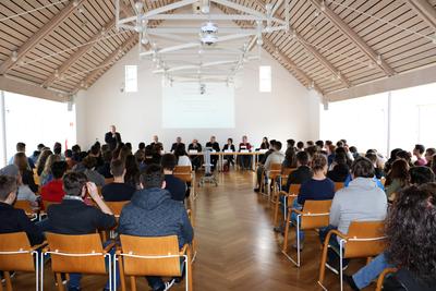 Bild vergr��ern: Im Burbacher B�rgerhaus diskutierten rund 100 Sch�lerinnen und Sch�ler mit Ratsvertretern und B�rgermeister Christoph Ewers �ber aktuelle politische Themen.