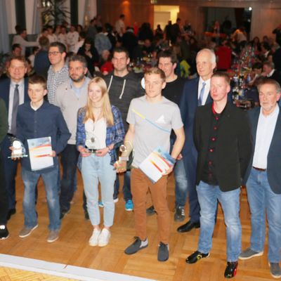 Bild vergr��ern: Die erfolgreichsten Sportler zeichneten jetzt die Gemeinde Burbach und der Gemeindesportverband Burbach in der Hickengrundhalle in Niederdresselndorf aus.