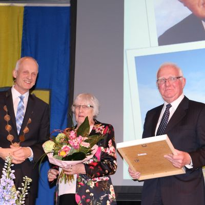 Bild vergr��ern: Die Silbermedaille f�r langj�hriges ehrenamtliches Engagement erhielt Theodor Petera (re.) insbesondere f�r sein Wirken um das Heimhof-Theater und den B�rgerbusverein Burbach.