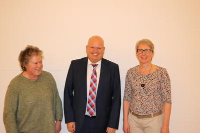 Bild vergr��ern: �ber Neuerungen in den Pflegest�rkungsgesetzen I und II zum Jahreswechsel informierte jetzt Frank Neuser von der AOK NordWest im B�rgerhaus Burbach 
(v. li. n. re.: B�rbel M�ller-Sp�th, 1. Vorsitzende des Vereins Helfende H�nde e. V., Frank Neuser, AOK NordWest, Birgit Meier-Braun, Senioren-Service-Beauftragte der Gemeinde Burbach).