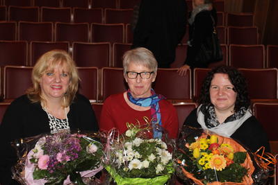 Bild vergr��ern: Am Ende gab es Blumen f�r die Organisatorinnen: Kulturbeauftragte Katrin Mehlich (li.), Seniorenbeauftragte Birgit Meier-Braun und Patricia Ottilie vom Gemeindearchiv (re.)