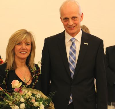 Bild vergr��ern: Heide Heinecke-Henrich ist die neue erste stellvertretende B�rgermeisterin der Gemeinde Burbach. Gl�ckw�nsche zu dem neuen Ehrenamt gab es von B�rgermeister Christoph Ewers.