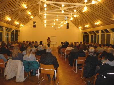 Bild vergr��ern: Rund 90 Zuh�rer waren in das Burbacher B�rgerhaus gekommen, um von Referentin Kristin Bergh�user zu erfahren, ob man Gl�ck essen kann.