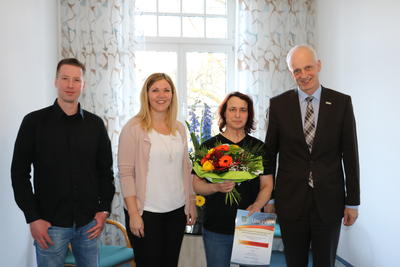 Bild vergr��ern: GSV-Vorsitzender Sebastian H�ttemann (li.) und B�rgermeister Christoph Ewers (re.) zeichneten jetzt nachtr�glich Nicole B�rsch (2. v. re.) f�r ihre sportlichen Erfolge im Kraftdreikampf im Beisein von Katja Detjen (2. v. li.) von der Sparkasse Burbach-Neunkirchen aus.