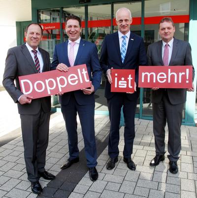 Bild vergr��ern: V.l.n.r.: Wolfgang Franz (Vorstandsvorsitzender der Sparkasse), Bernhard Baumann (B�rgermeister Neunkirchen), Christoph Ewers (B�rgermeister Burbach), Frank Podehl (Vorstandsmitglied Sparkasse). Sie freuen sich dar�ber, dass das Stiftungskapital weiter aufgestockt werden konnte.