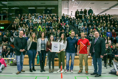 Bild vergr��ern: Die Gemeinschaftliche Sekundarschule Burbach-Neunkirchen wurde jetzt mit dem Titel �Schule ohne Rassismus - Schule mit Courage� durch das Kommunale Integrationszentrum ausgezeichnet. Als Pate stand daf�r Mountainbiker Harald Philipp (2. v. r.) parat.