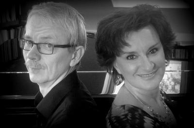 Bild vergr��ern: Am 07.05.2017 pr�sentieren S�ngerin Kerstin Stahl (re.) und Pianist Matthias Schmitz (li.) die sch�nsten Schlager der 20er- und 30er Jahre im Gemeindehaus Holzhausen.