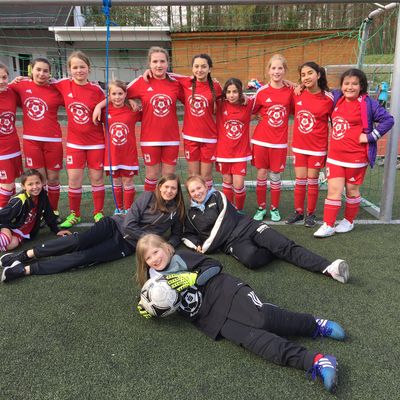 Bild vergr��ern: Erfolgreiche Teilnahme am DFB-Schul-Cup: Die M�dchenmannschaft der Gemeinschaftlichen Sekundarschule Burbach-Neunkirchen wurde Kreismeister.