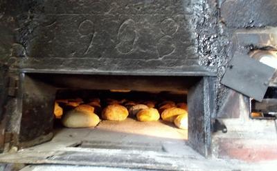 Bild vergr��ern: Frisches Schanzenbrot wird beim 3. Burbacher Backtag aus den �fen geholt.