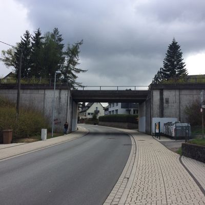 Bild vergr��ern: Die Eisenbahnbr�cke in Niederdresselndorf soll neu gestaltet werden.
