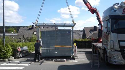 Bild vergr��ern: Eine neue Buswartehalle f�r Fahrg�ste des B�rgerbusses steht seit kurzem auf dem Marktplatz in der Burbacher Ortsmitte.