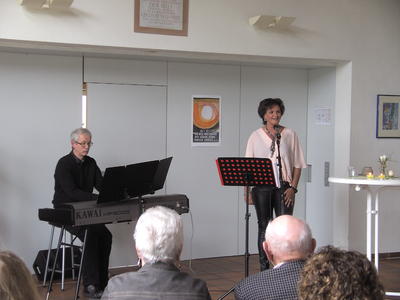 Bild vergr��ern: Mit ihrem Pianisten Matthias Schmitz konzertierte Kerstin Stahl jetzt im Gemeindehaus in Holzhausen. Zahlreiche Lieder aus den 20er und 30er Jahren standen auf dem Programm.