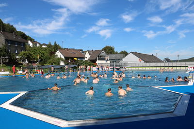 Bild vergr��ern: P�nktlich mit den warmen Tagen �ffneten sich die Tore des frisch renovierten Bades zumindest noch f�r fast sechs Wochen. Am 20. Mai startet die erste komplette Badesaison unter freiem Himmel.